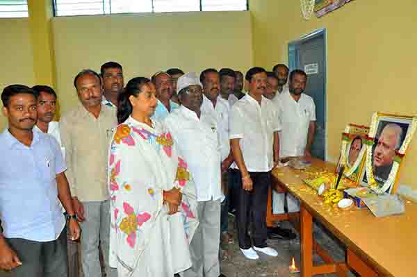 ಹಾಸನ: ಕಾಂಗ್ರೆಸ್ ಭವನದಲ್ಲಿ ದಿ.ರಾಜೀವ್‍ಗಾಂಧಿ, ದೇವರಾಜ ಅರಸು ಜನ್ಮ ದಿನಾಚರಣೆ